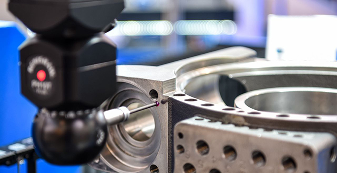 Une machine à mesurer tridimensionelles CNC mesure le carter de boîte de vitesses